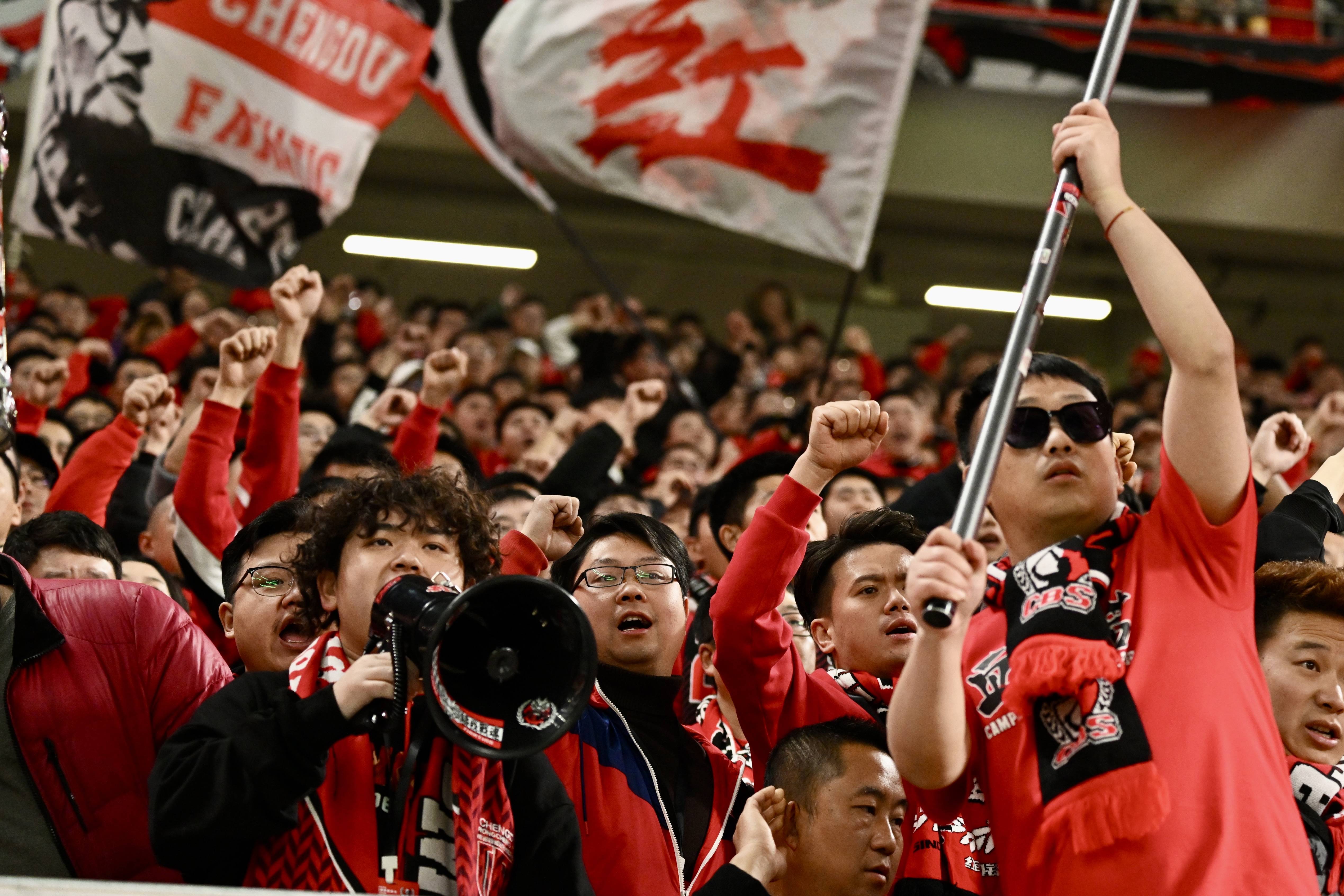 球迷热切期待国内球队在大舞台上表现