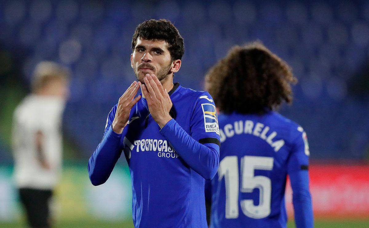 包含莱加内斯客场逆转胜利，球队气势如虹的词条