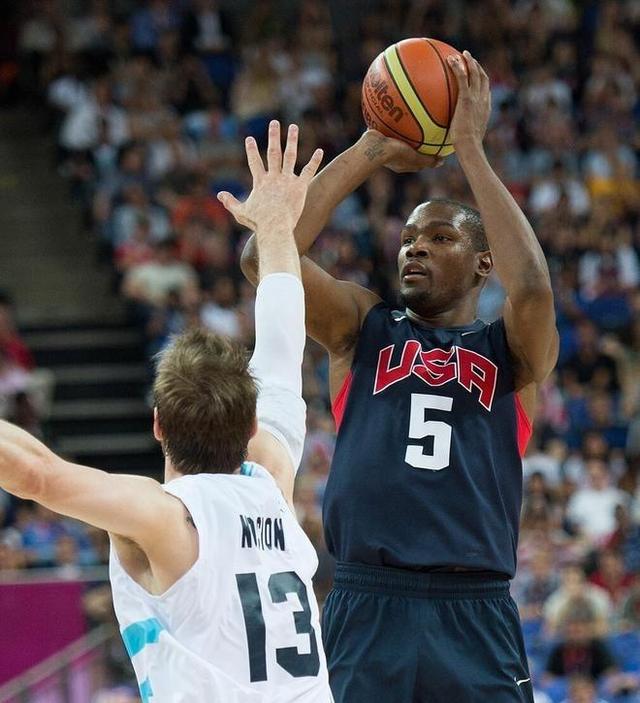 包含美国男子篮球队豪取三连胜，进步神速的词条