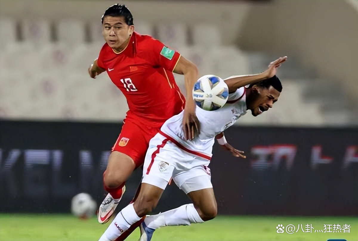 球队教练研究新战术，备战接下来的比赛