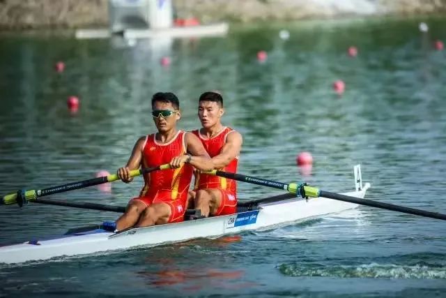 赛艇队默契配合，一举夺得铜牌