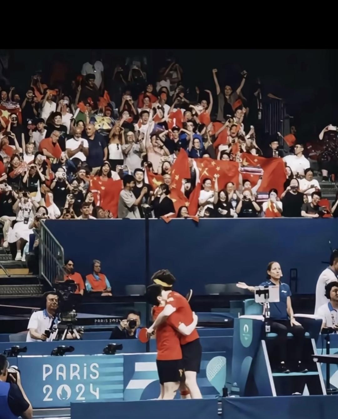 球员们的拼搏精神感染全场，比赛场面火爆