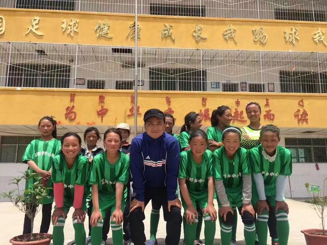 关于追寻足球梦想，女足队员奋力拼搏争取胜利的信息