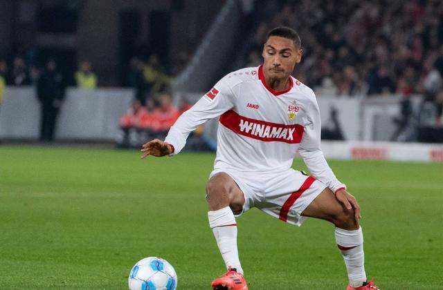 新人在球场上崭露头角，成为关注焦点