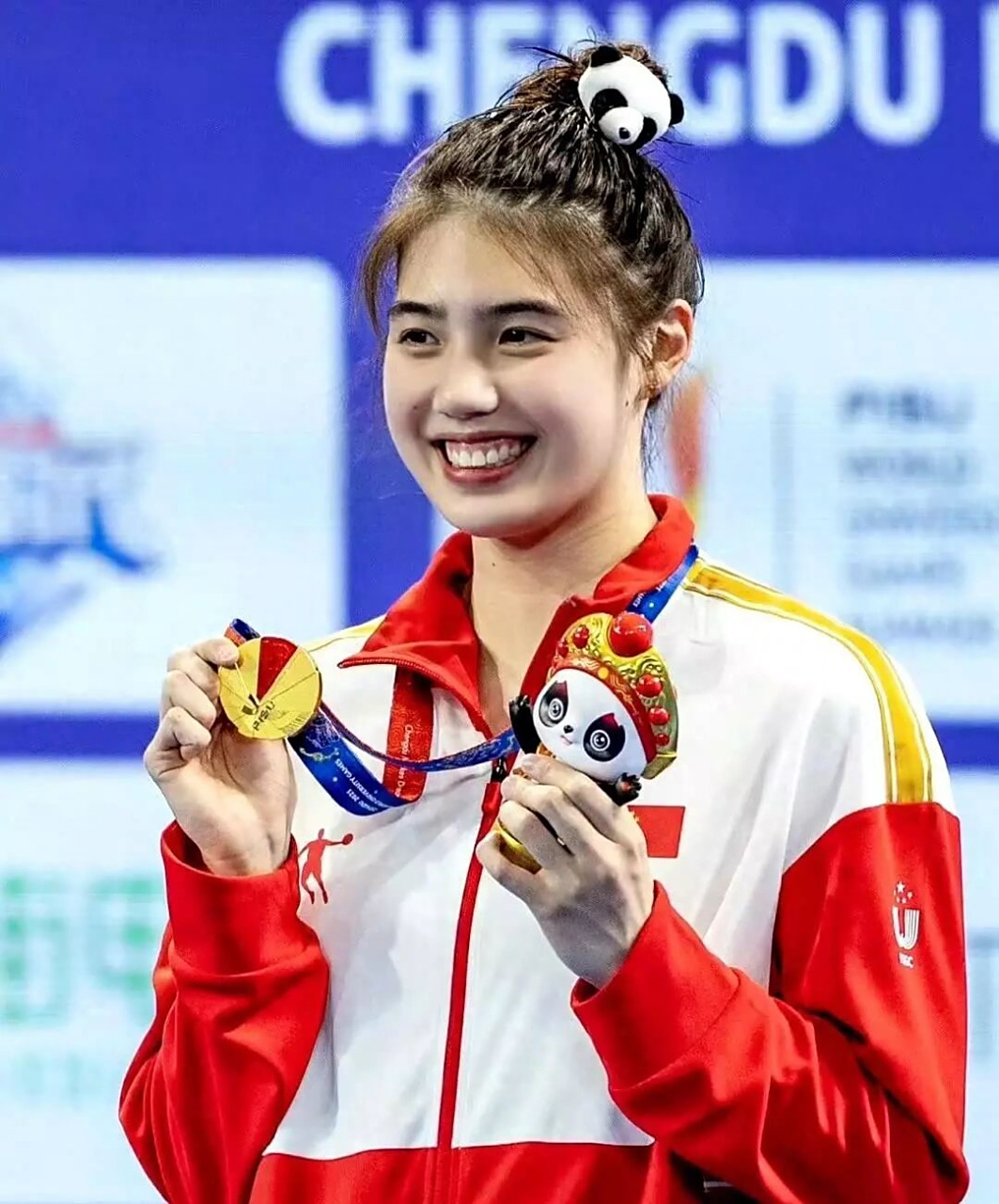 中国游泳健将勇夺金牌，全场沸腾