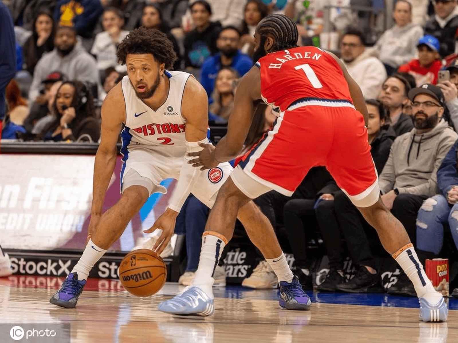 快船客场大胜活塞，保持不败