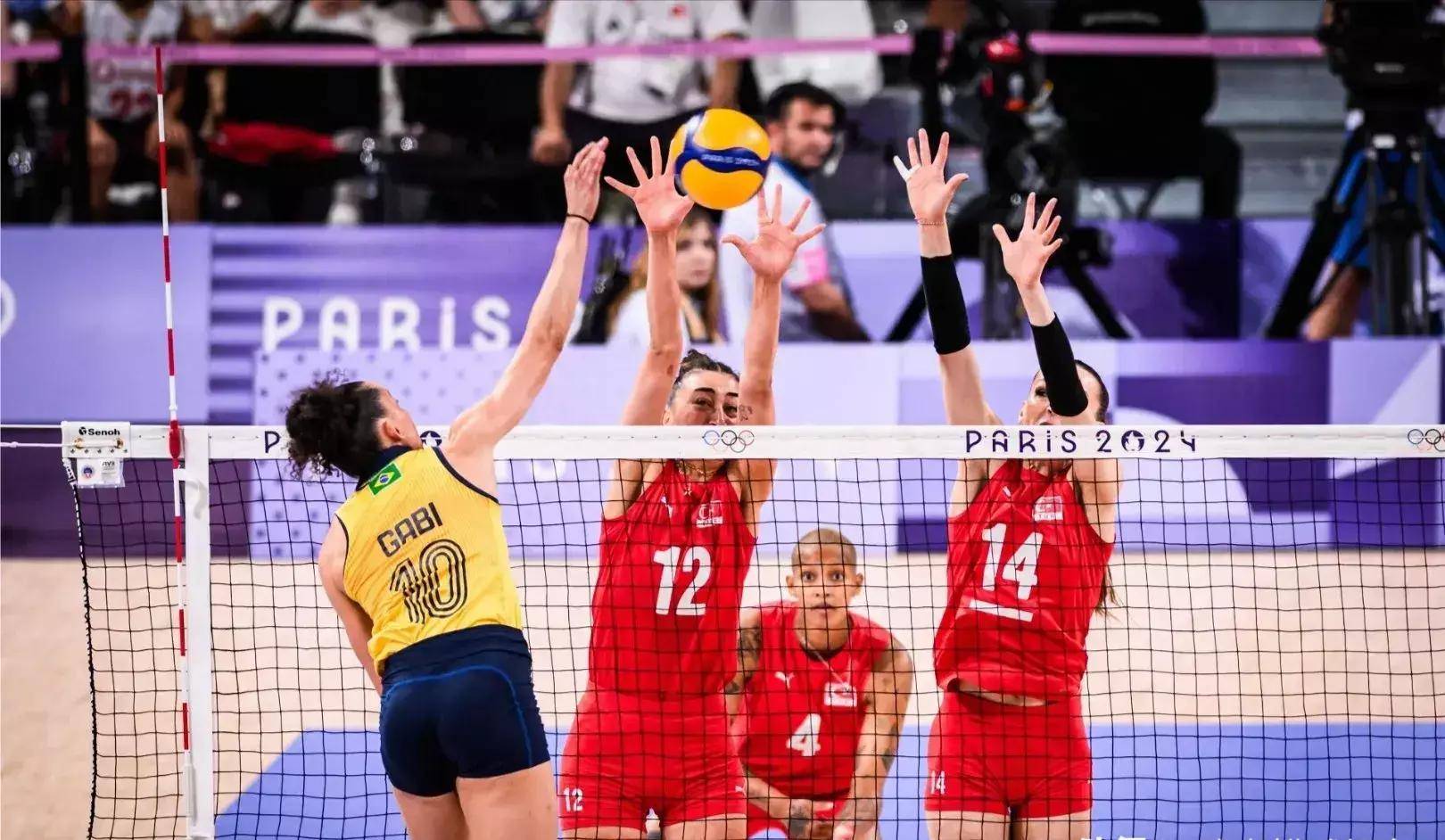 巴西代表队在排球比赛中取得惊艳表现