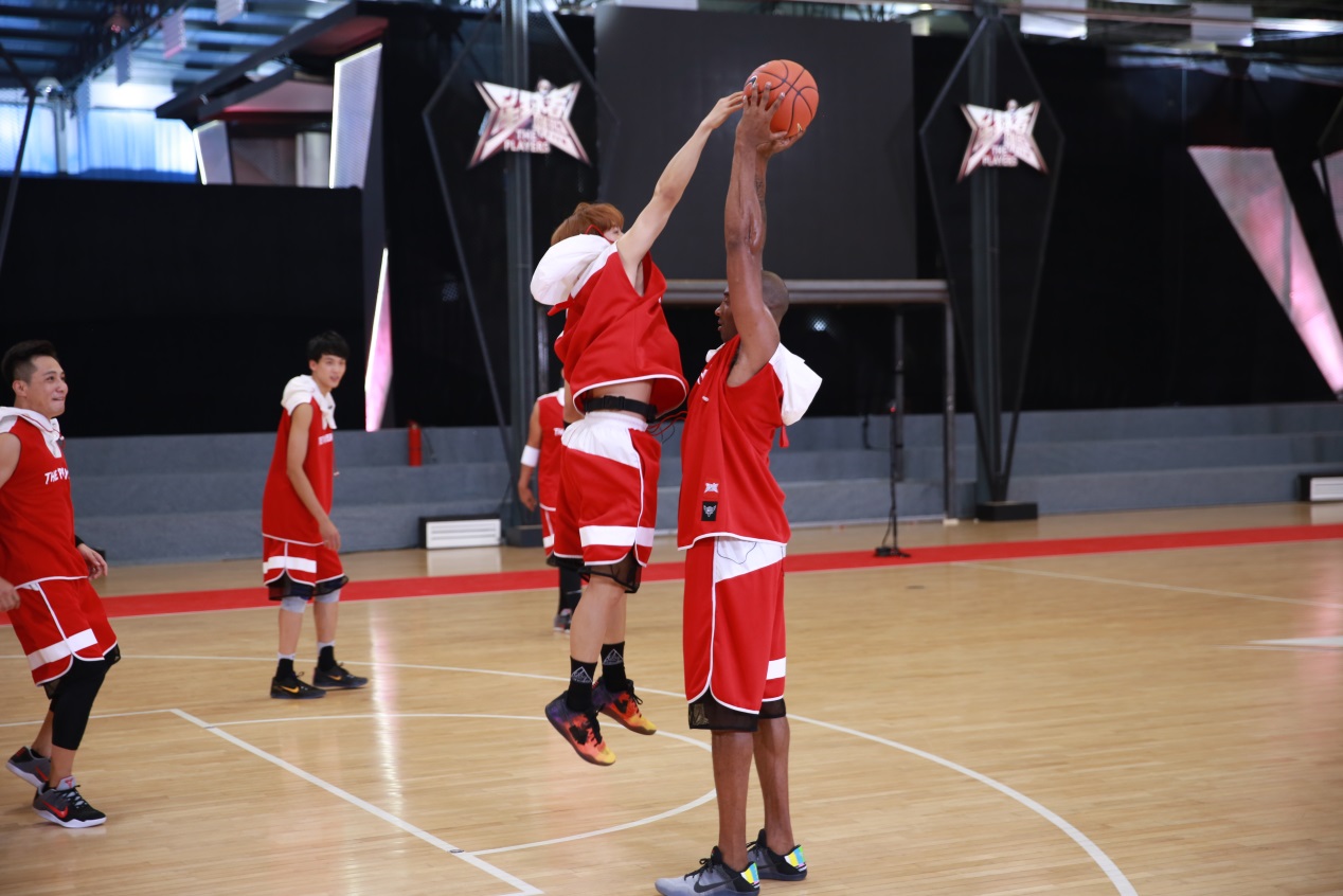 极限挑战！篮球联赛精彩纷呈，壮士舞枪弄棒