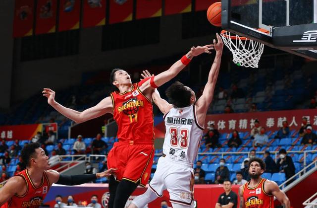 北京队与上海队在场上激烈对抗，最终以胜利结束比赛