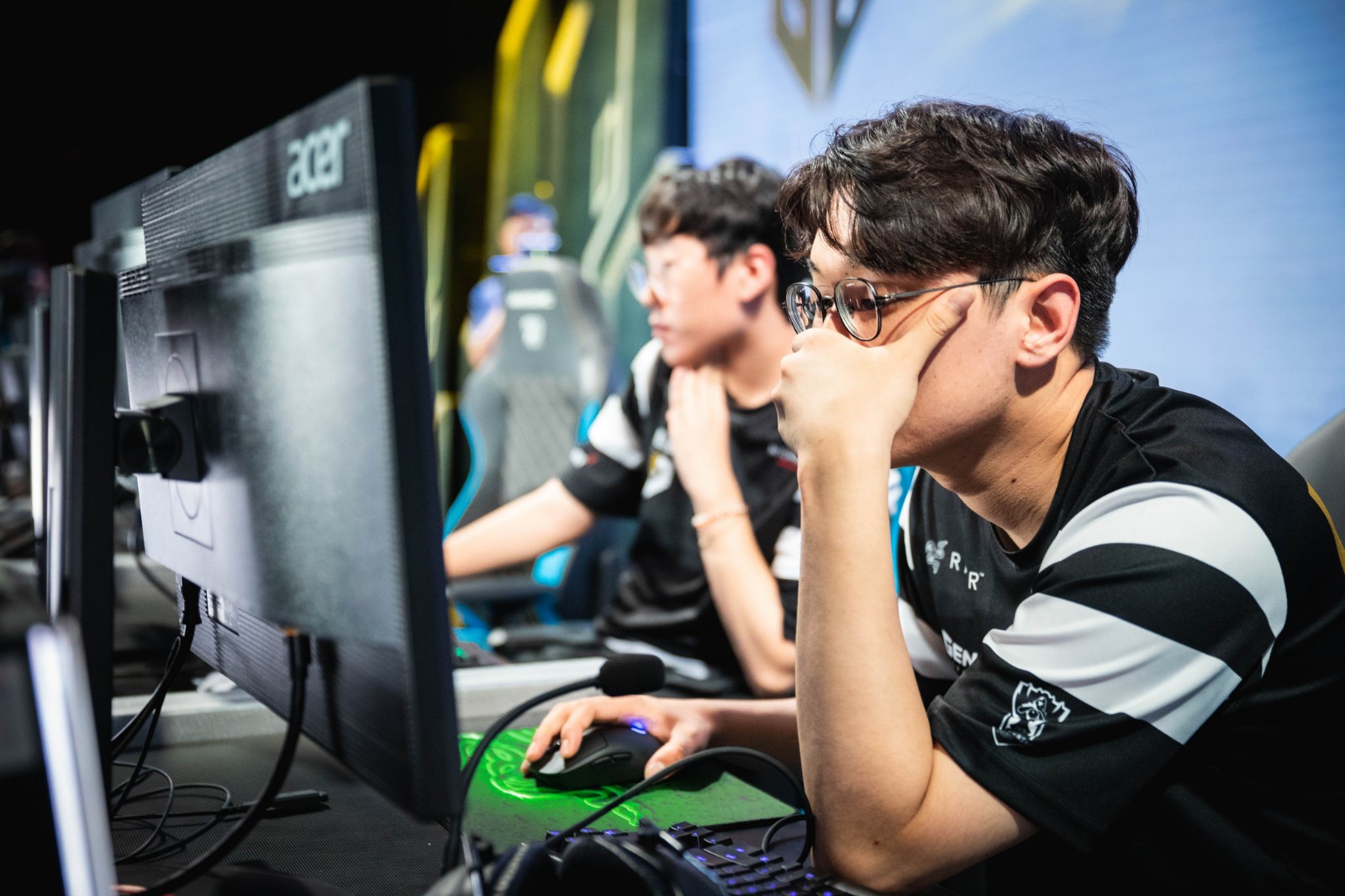 FNC血洗FPX，CoreJJ拿下关键大龙宿敌对决淘汰赛，点燃全场激情的简单介绍