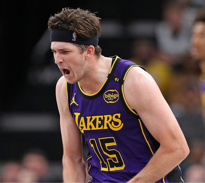 湖人队逆袭击败鹈鹕队，保持不败战绩