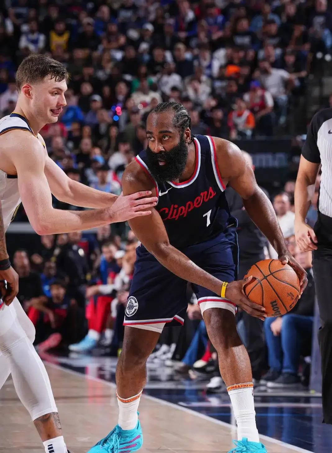 快船战胜老鹰，追平尼克斯