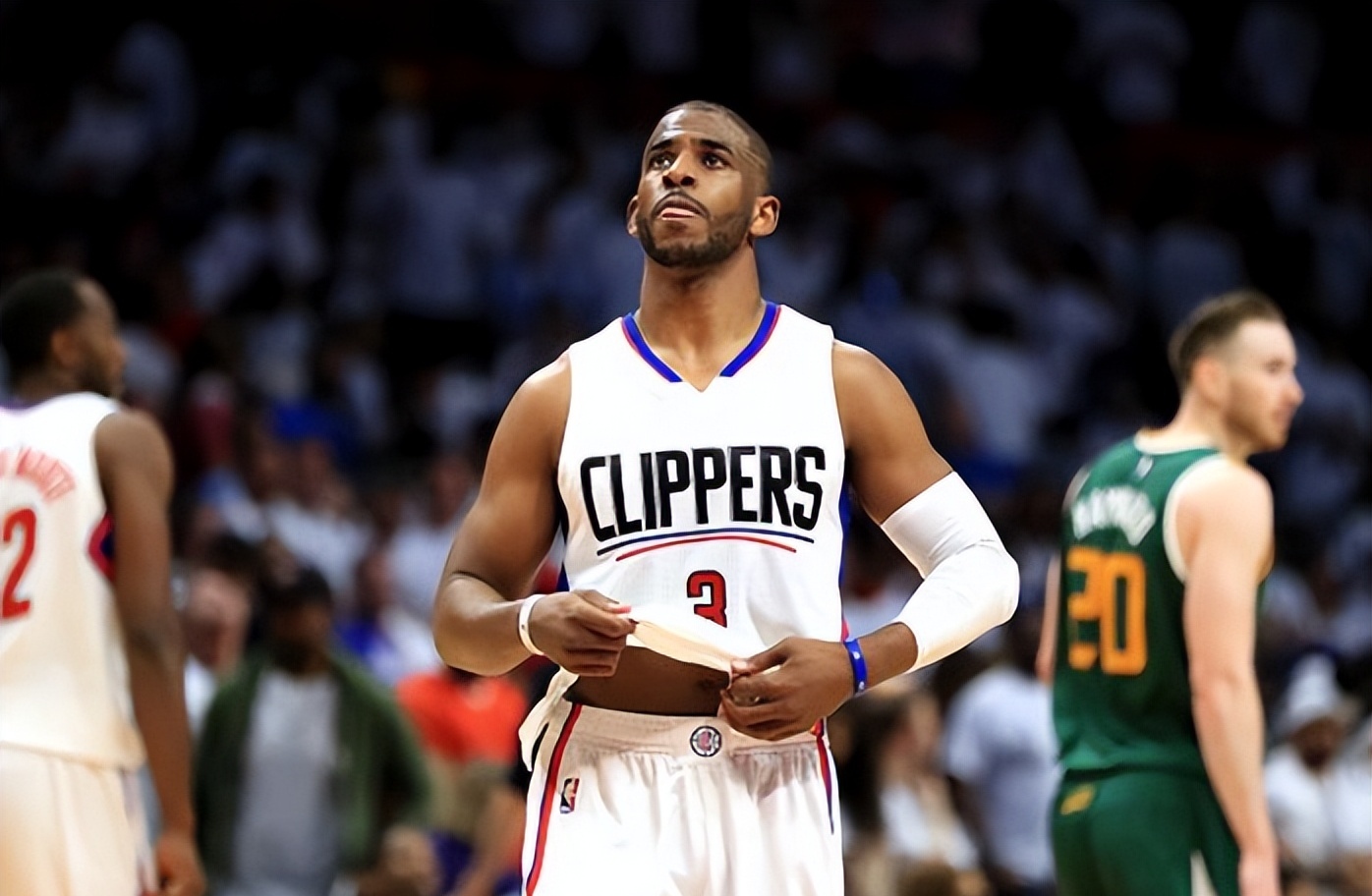 快船队赛季结束退役老将球衣