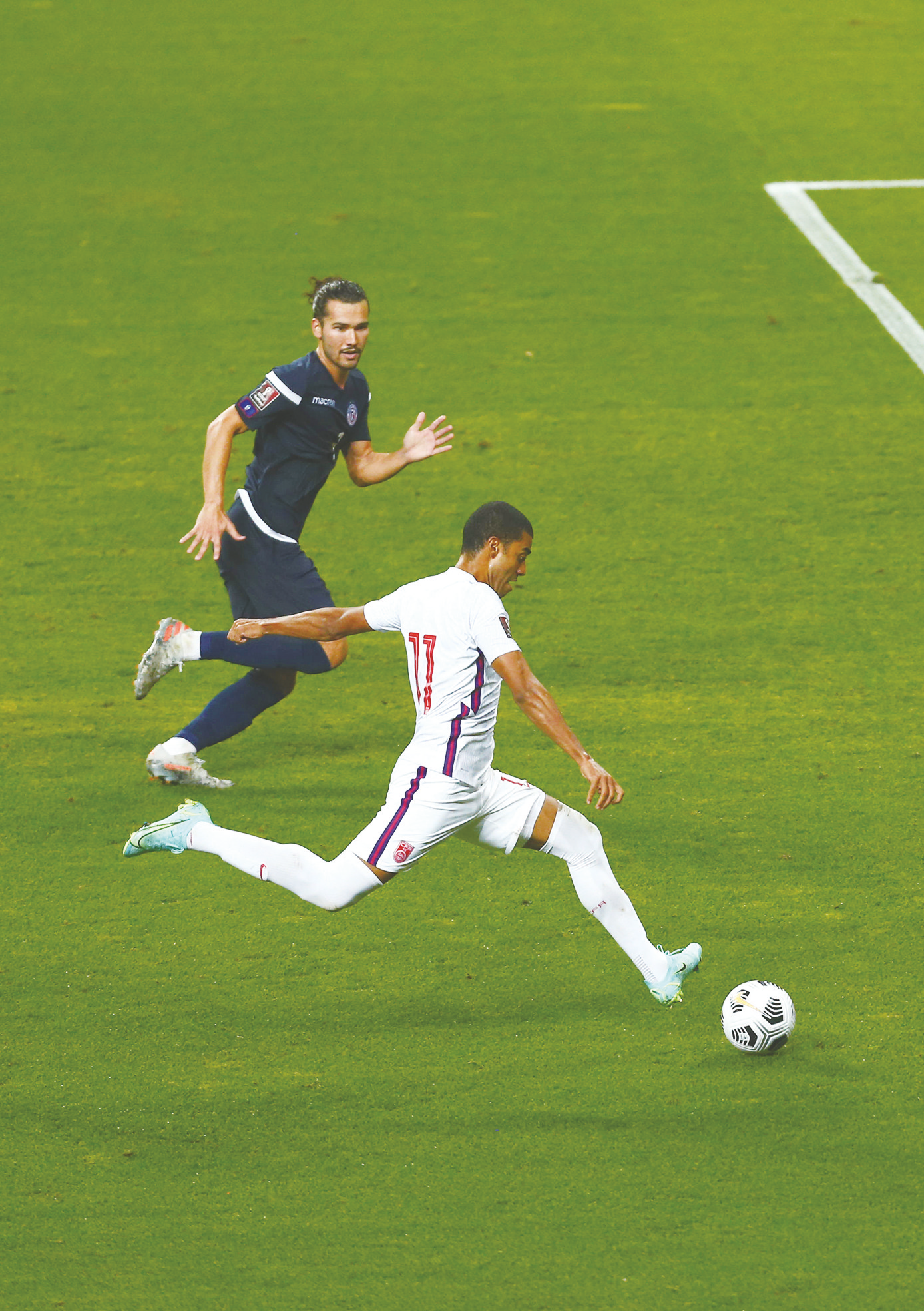 中场球员展现出过人的控球技术 中场球员展现出过人的控球技术