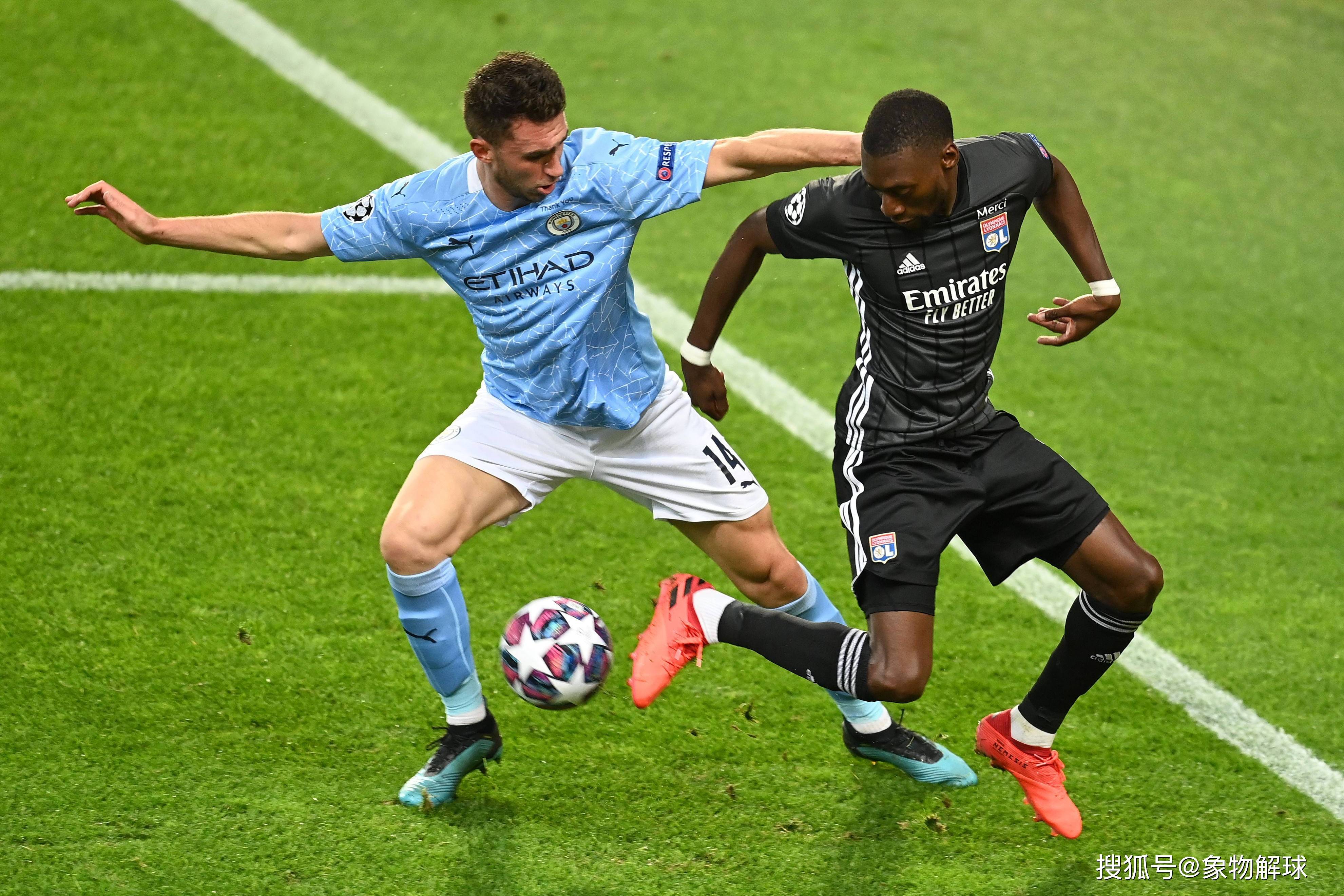 中场球员展现出过人的控球技术 中场球员展现出过人的控球技术