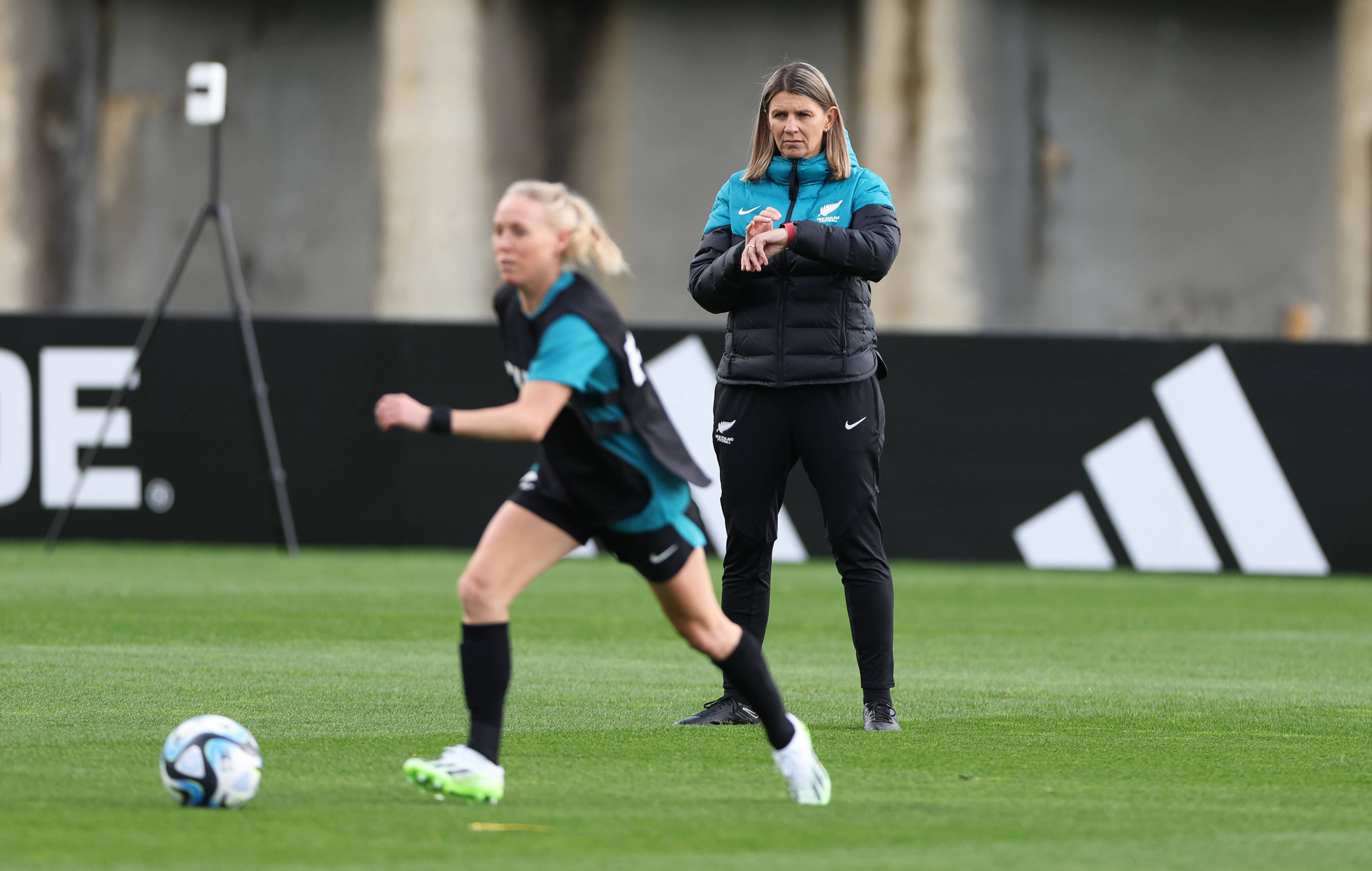 新西兰女足球员在国际比赛中勇夺奖杯 新西兰女足球员在国际比赛中勇夺奖杯