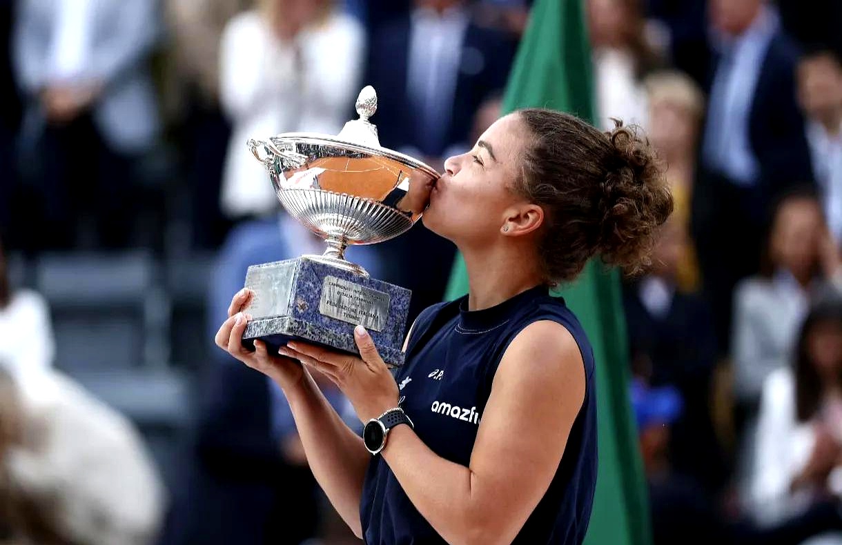 新西兰女足球员在国际比赛中勇夺奖杯 新西兰女足球员在国际比赛中勇夺奖杯