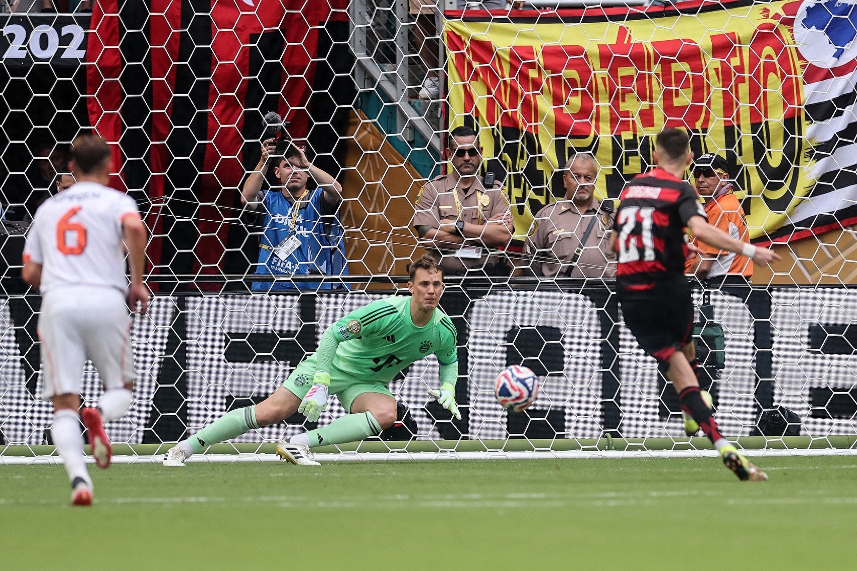 马里尼替补任意球直射，门前插上补射破门的简单介绍