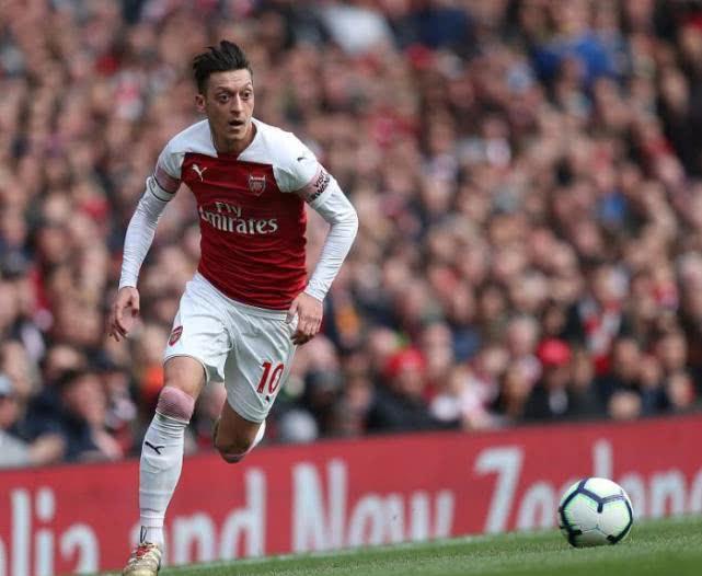 阿贾克斯1-0小胜阿森纳,积分榜领跑 阿贾克斯1-0小胜阿森纳,积分榜领跑