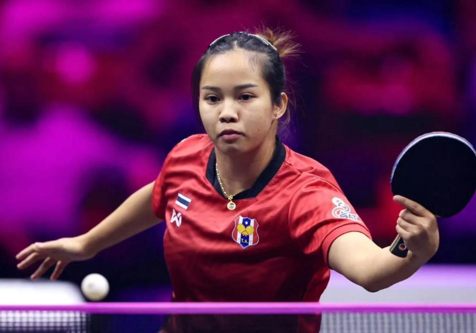 英格兰队险胜中国队,奥恰洛夫点燃赛场 英格兰队险胜中国队,奥恰洛夫点燃赛场