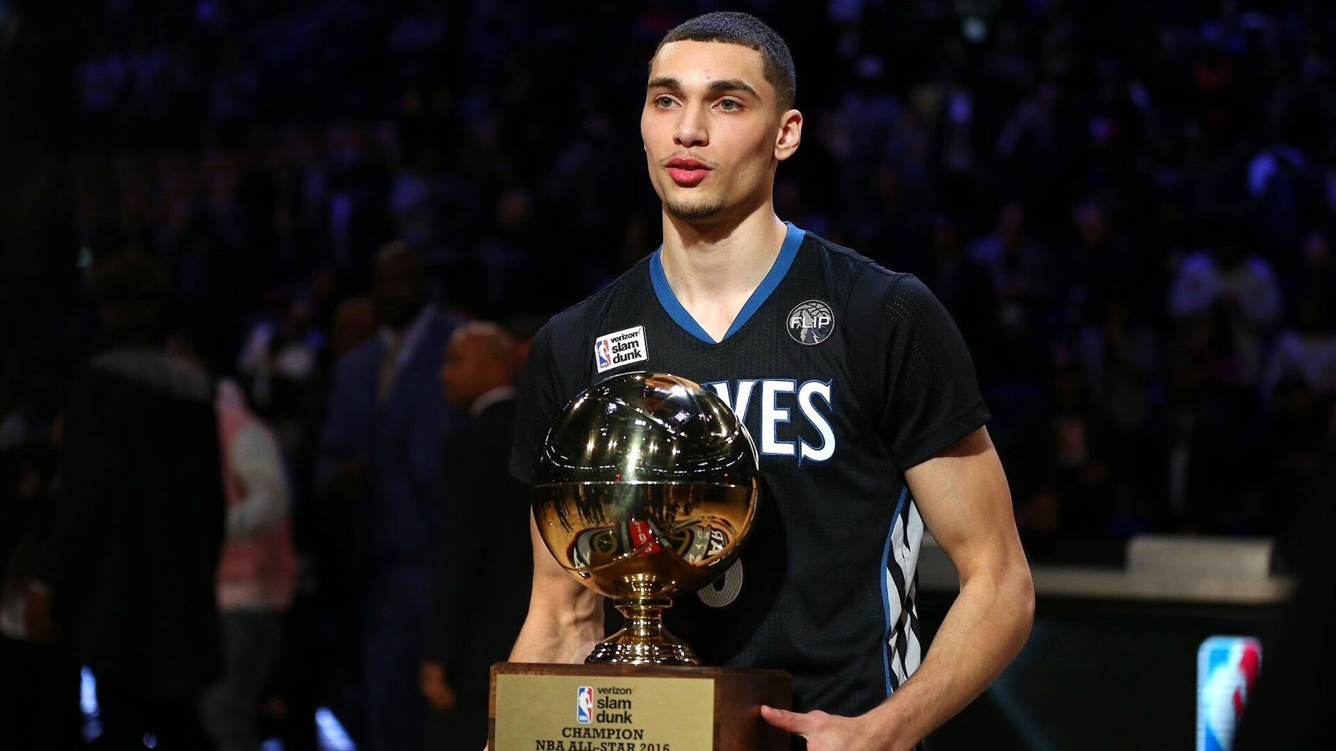 双线狂飙，F1街道赛激战与乌拉圭踏平尼日利亚