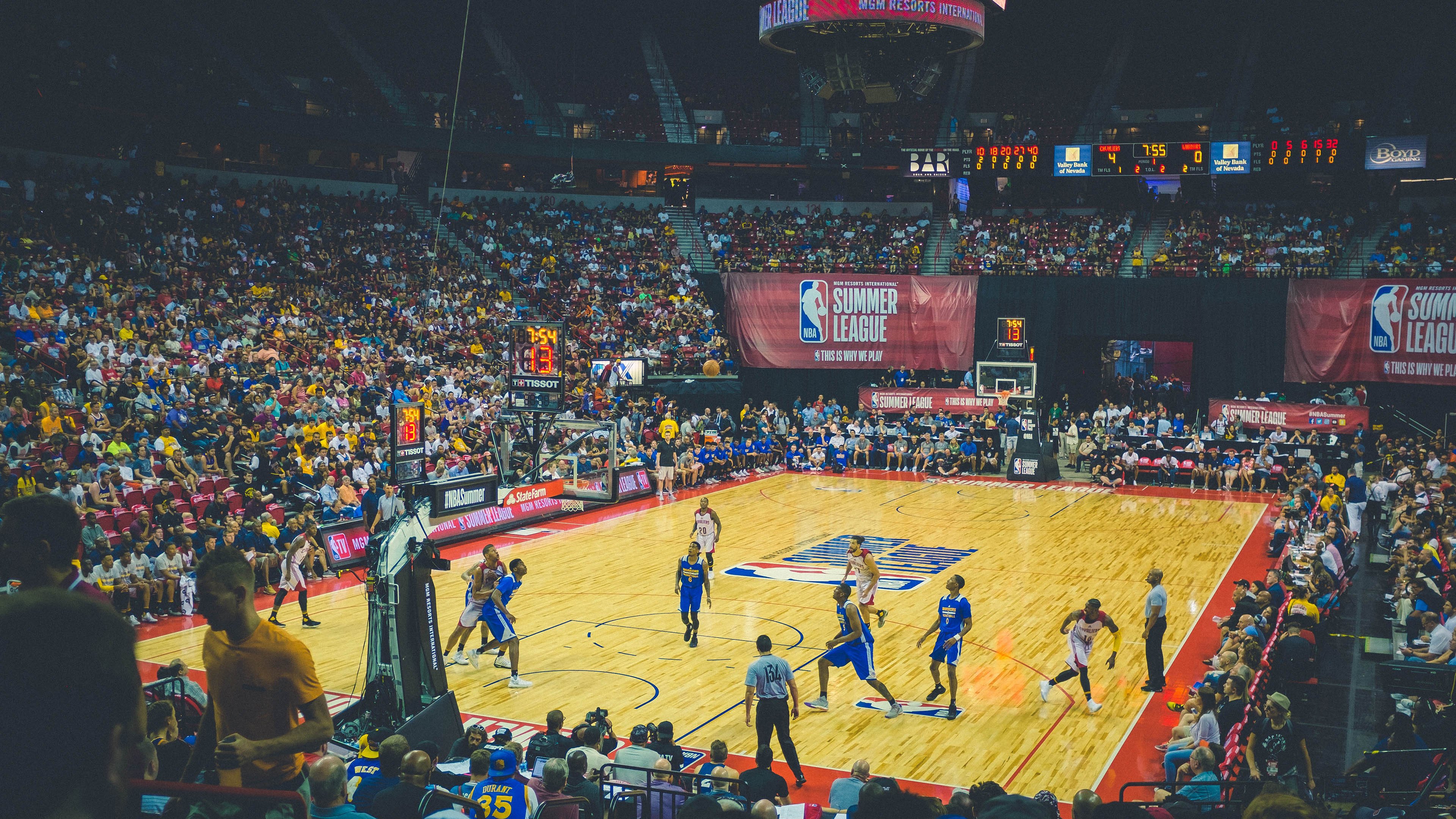 双轨狂飙，当梅赛德斯用铁幕统治蒙扎，诺里斯的数字幽灵正在刺破赛道